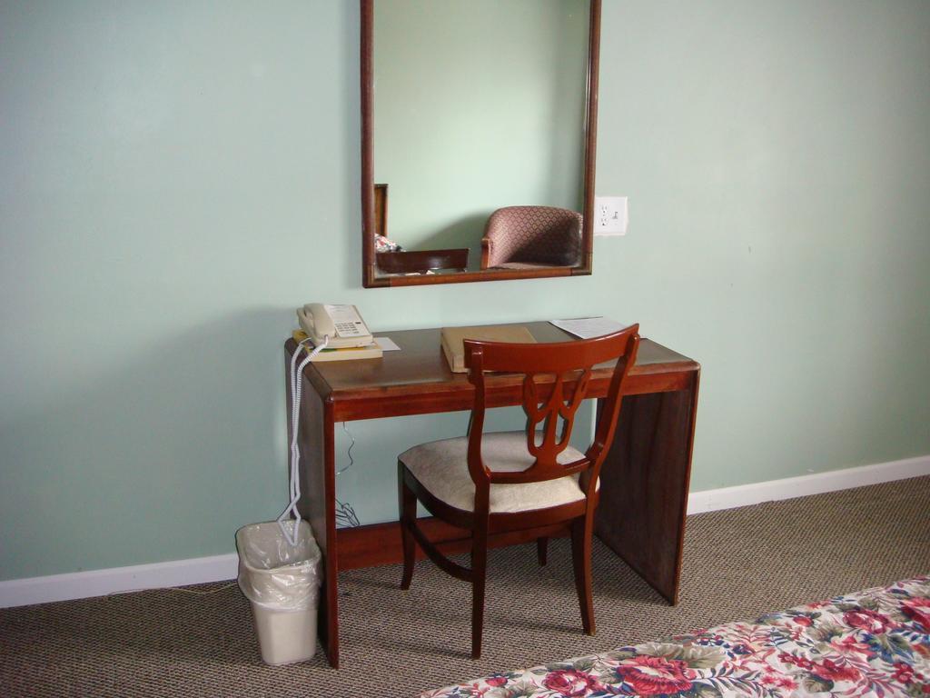 Westwoods Inn & Suites Woodhaven Экстерьер фото