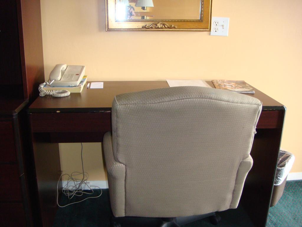 Westwoods Inn & Suites Woodhaven Экстерьер фото