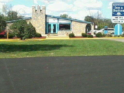 Westwoods Inn & Suites Woodhaven Экстерьер фото