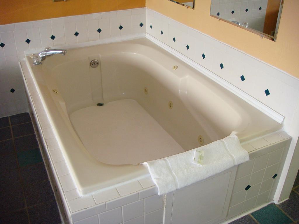 Westwoods Inn & Suites Woodhaven Экстерьер фото