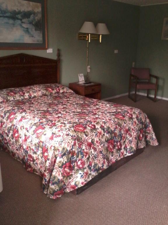 Westwoods Inn & Suites Woodhaven Экстерьер фото