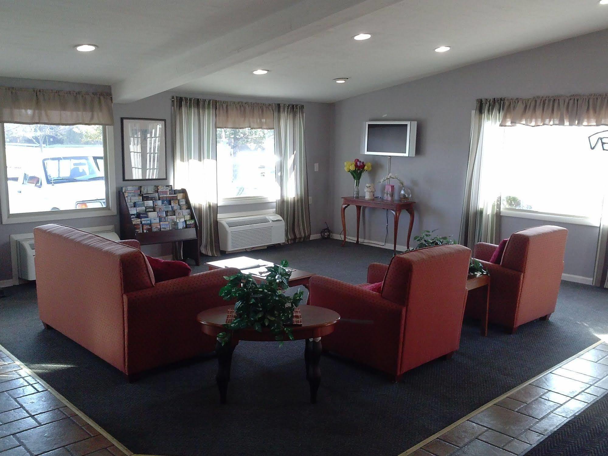 Westwoods Inn & Suites Woodhaven Экстерьер фото