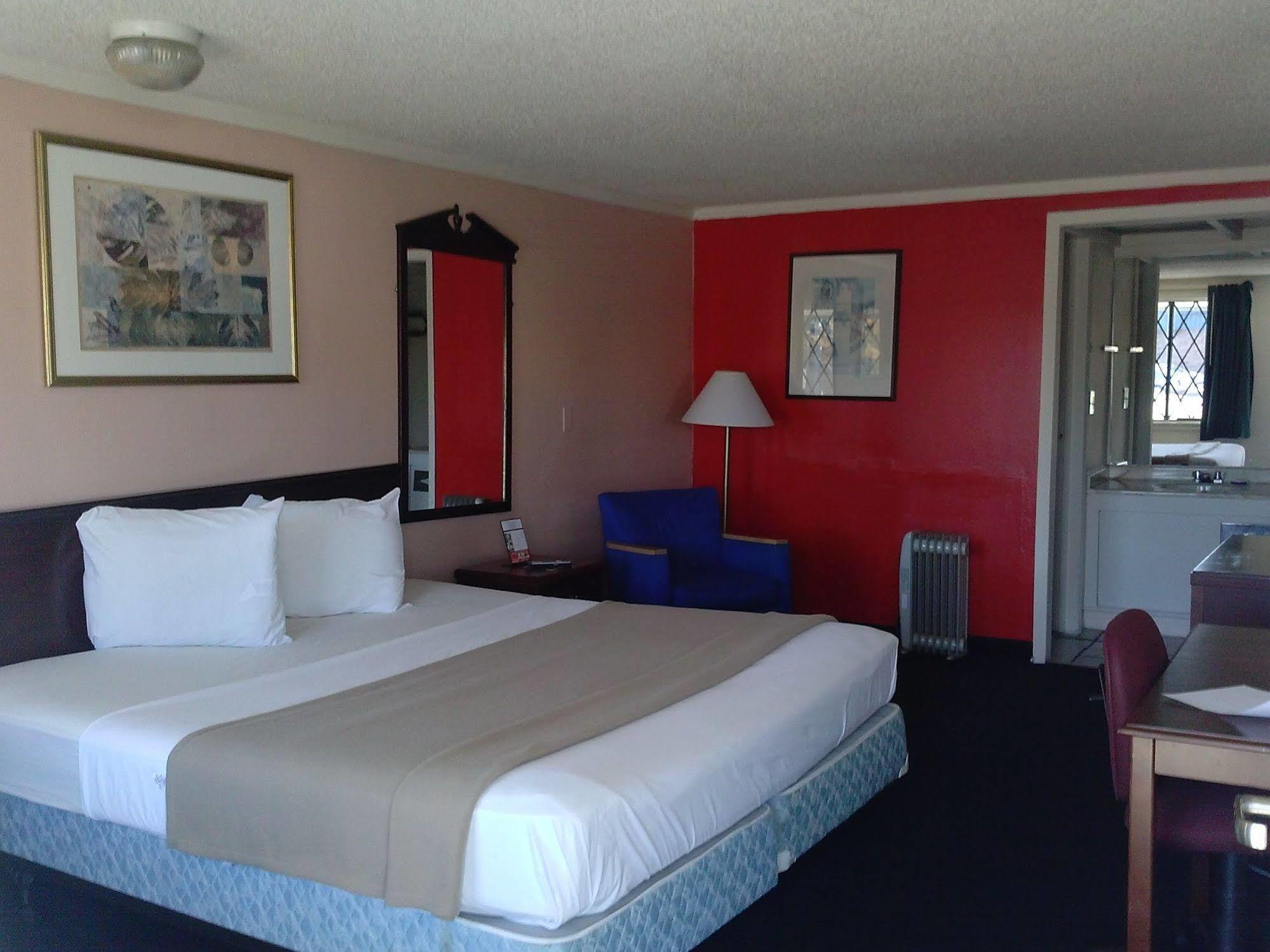 Westwoods Inn & Suites Woodhaven Экстерьер фото
