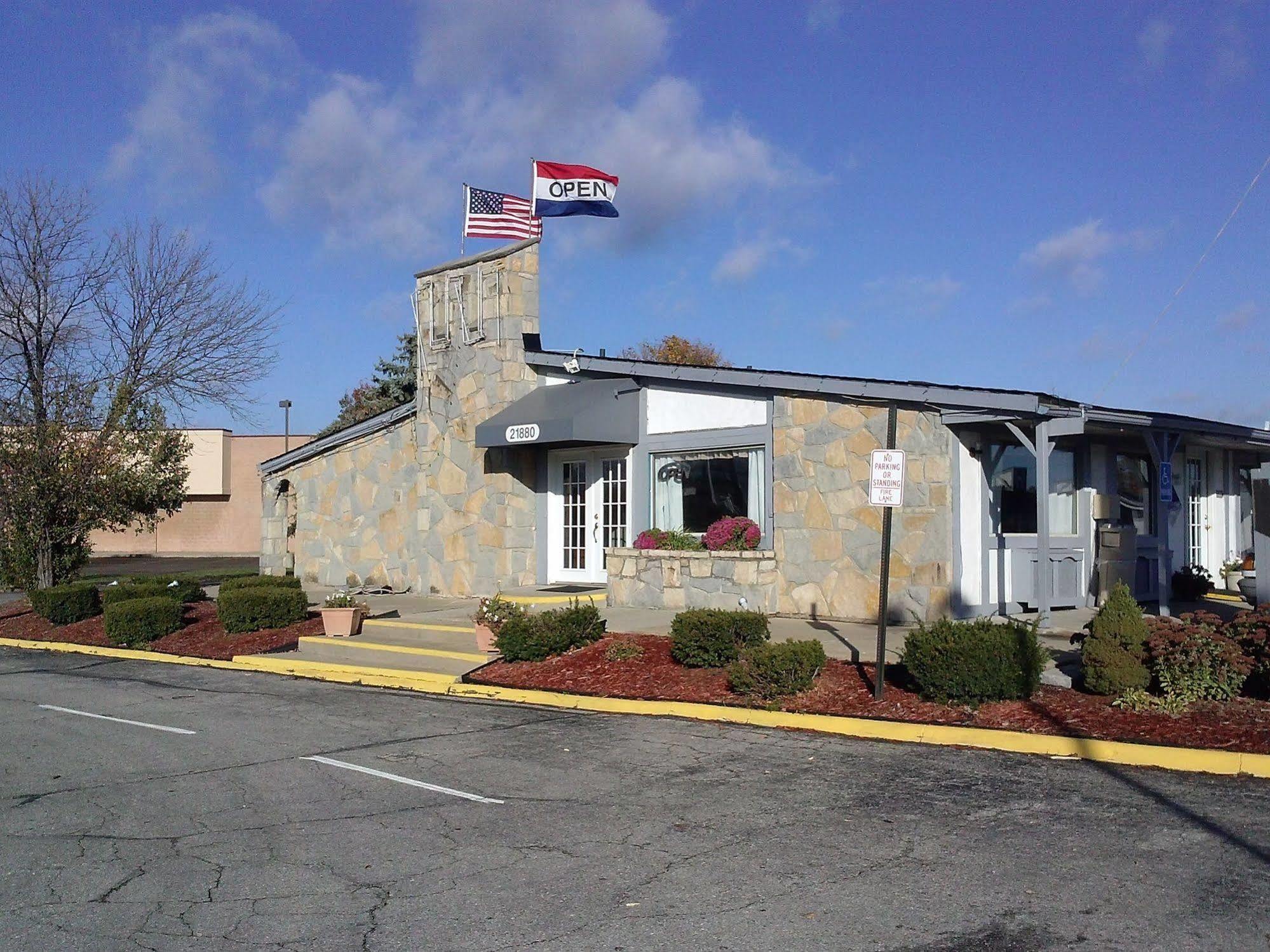 Westwoods Inn & Suites Woodhaven Экстерьер фото