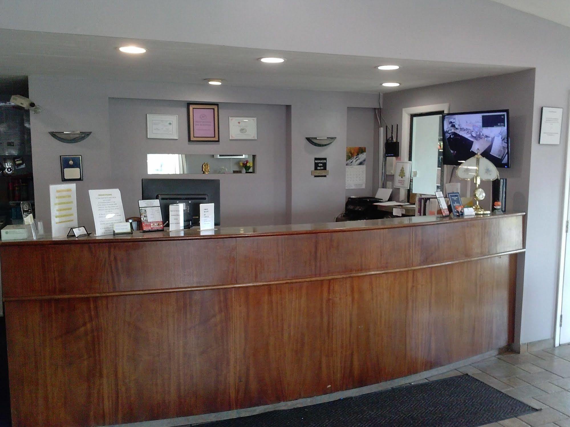 Westwoods Inn & Suites Woodhaven Экстерьер фото