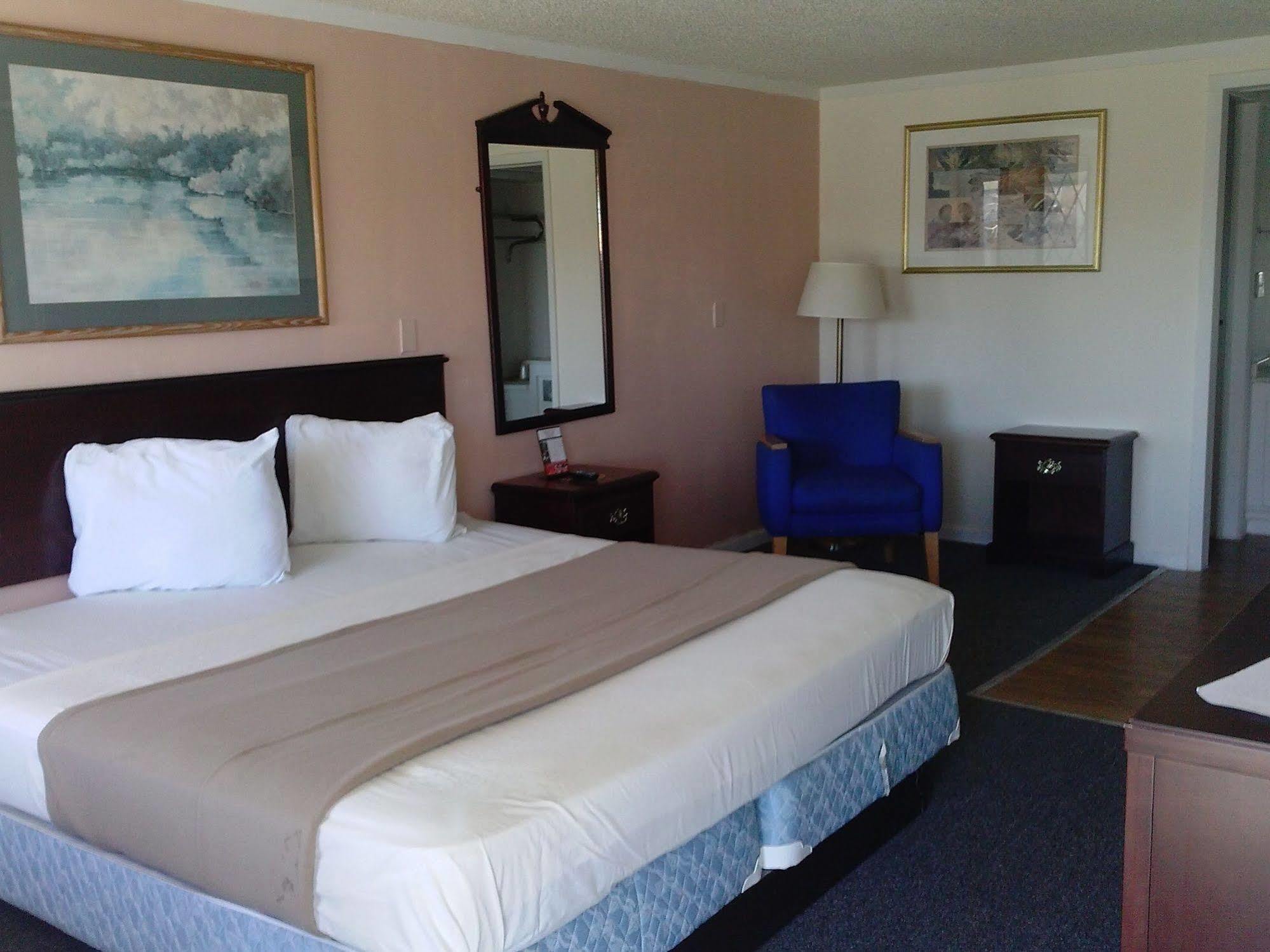 Westwoods Inn & Suites Woodhaven Экстерьер фото